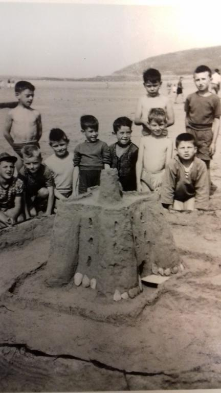 Concours de chateau de sable 1955. Arch. mun. de Morlaix