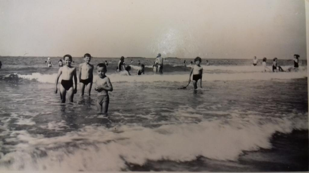 Les joies dun bain de mer 1953. Arch. mun. de Morlaix